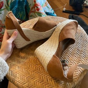 Never worn universal thread wedges